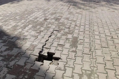 Глубокие трещины на тротуаре в центре Новосибирска: фото до и после