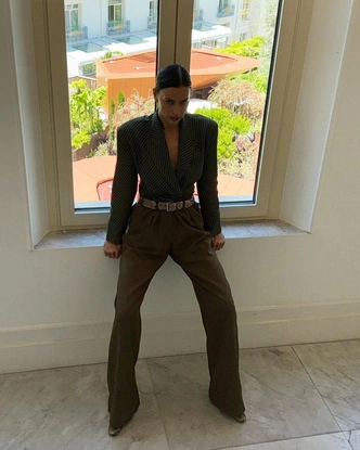 Ирина Шейк и искусство носить черное&nbsp;&mdash; 5 доказательств, что минимализм может быть хищным