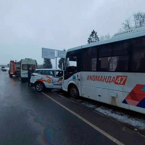 Последствия ДТП с автобусом и такси на трассе «Нарва» | Источник: ФКУ Упрдор «Северо-Запад»