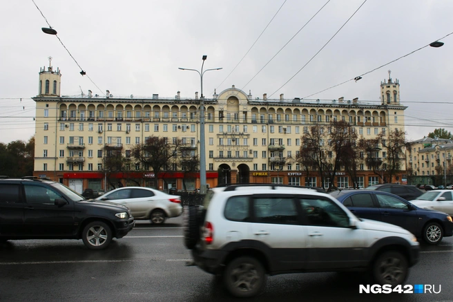 Не менее известное жилое здание, на площади Маяковского. Его построили в 1955-м | Источник: Игорь Епифанцев / NGS42.RU
