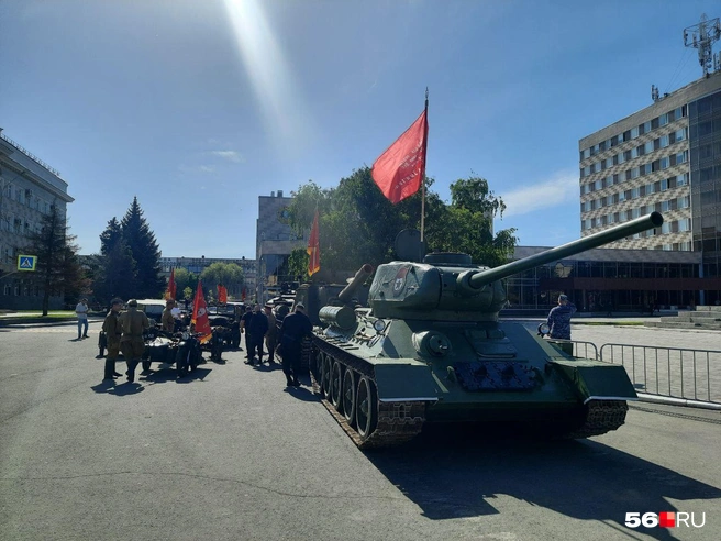 Танк со знаменем и военные | Источник: Анастасия Баринова / 56.RU