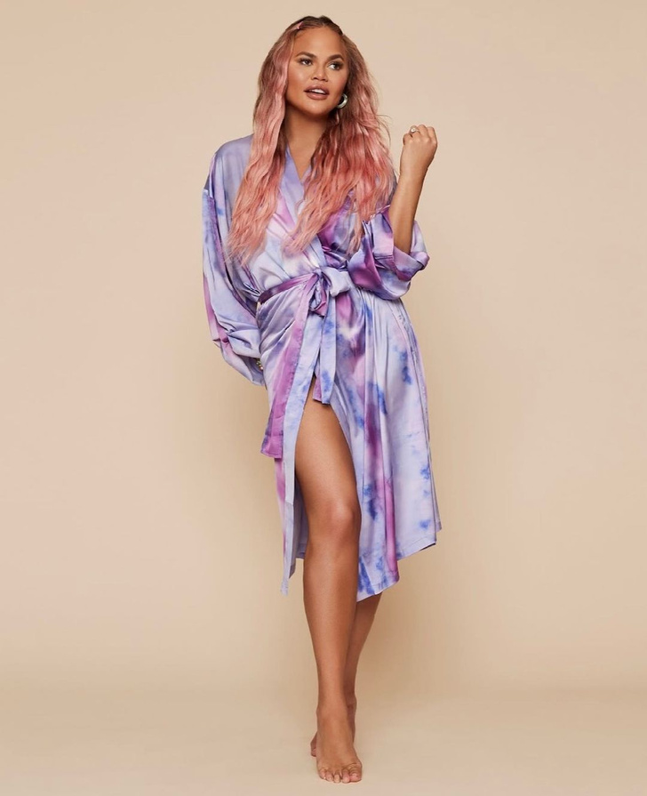 Пижамная вечеринка: Крисси Тейген с розовыми волосами в новой кампании своего бренда