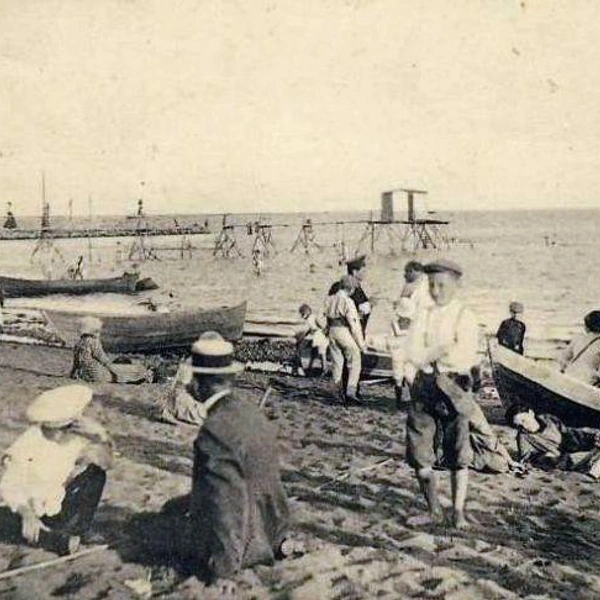1912 г. Из Терийоки в С.-Петербург. Иллюстративная сторона открытки — пляж в Терийоки. Издание Сууронена | Источник: citywalls.ru