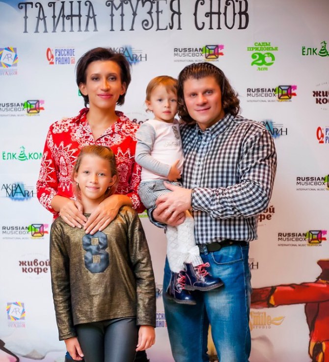 «2 года не была»: Елена Борщева сходила к младшей дочери на утренник