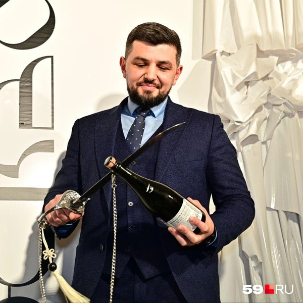 Впечатляющий способ открыть бутылку! | Источник: Василина Любимова / 59.RU