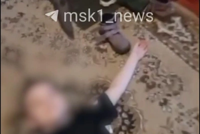 Отец бросил нож в живот сына на видео в Подмосковье