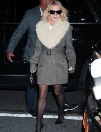 Носим меховые воротники как Сидни Суини | marieclaire.ru