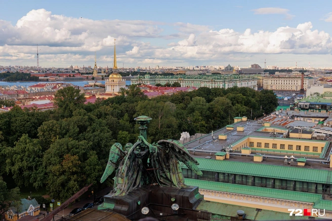 Вдалеке виден Зимний дворец | Источник: Ирина Шарова / 72.RU