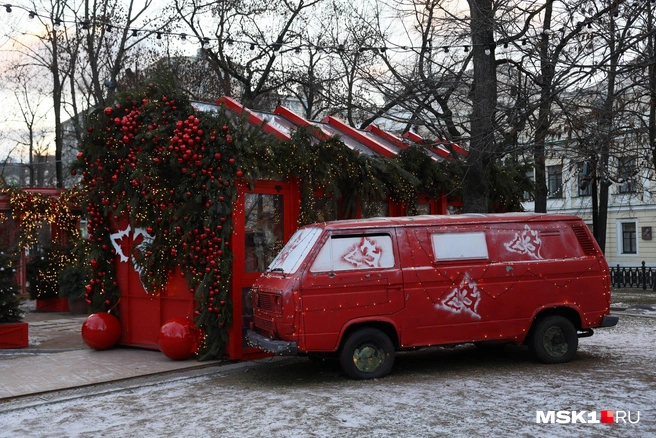 А в центре уже всё украшено к предстоящим праздникам | Источник: Артем Устюжанин / MSK1.RU