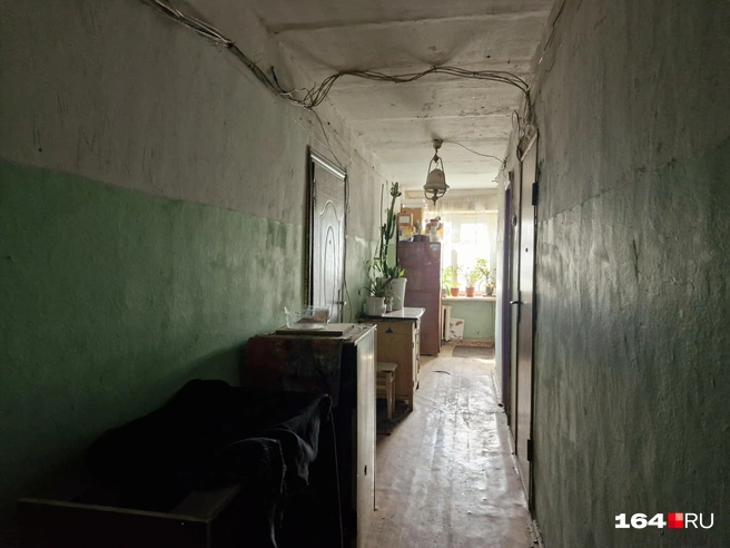 В коридоре мрачно, но есть крыша над головой | Источник: Виктория Федорова / 164.RU