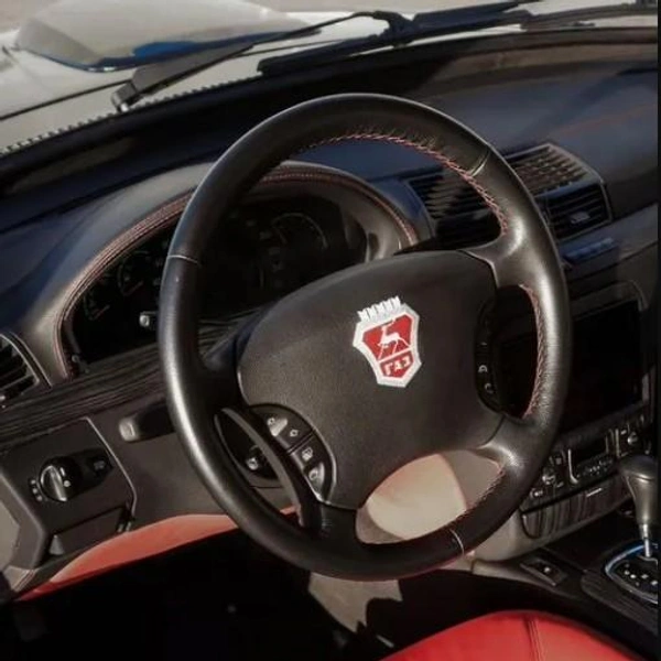Красный кожаный салон с алькантарой | Источник: «Авито»