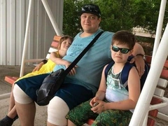 6-летняя дочь Романа Попова проводила отца в последний путь: «Он всегда будет со мной»