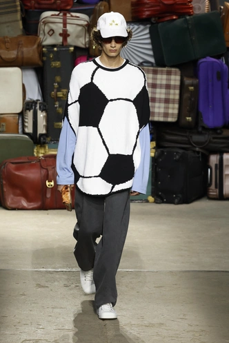 Moschino ss25  | Источник: Legion Media