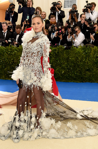 Не стыдно, когда видно: «голые» наряды MET Gala 2017