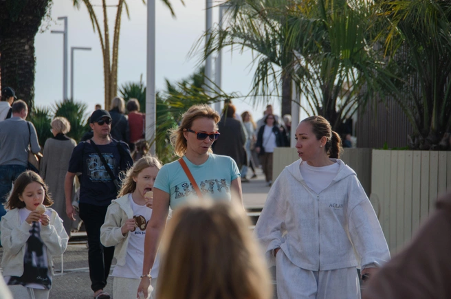 Легкая ветровка вместо пуховика: так выглядит ноябрьская прогулка в Сочи | Источник: Оксана Витязь / SOCHI1.RU