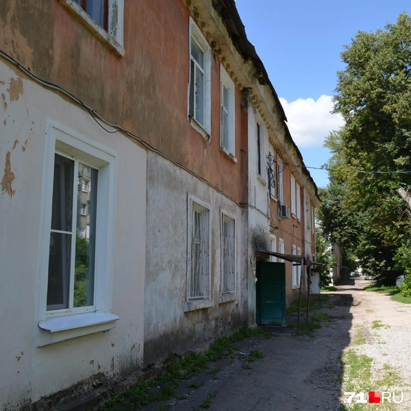 Люди подкрашивают фасад, однако это не сильно помогает | Источник: Максим Улитов / 71.RU