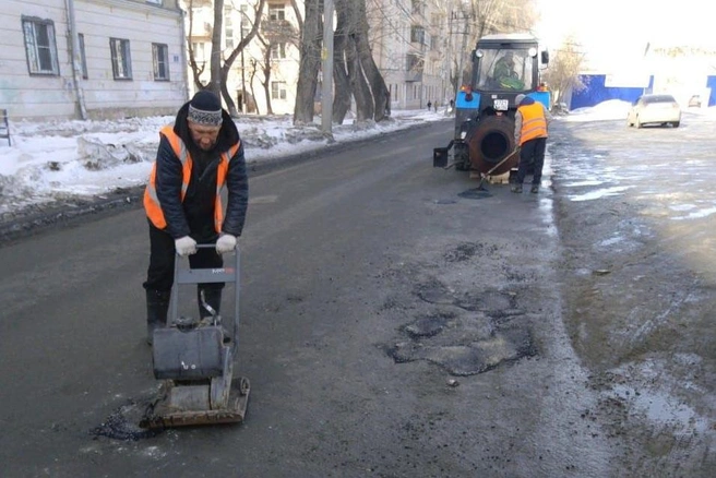 Подрядчики залатали ямы на улице Харлова | Источник: предоставлено пресс-службой администрации Челябинска