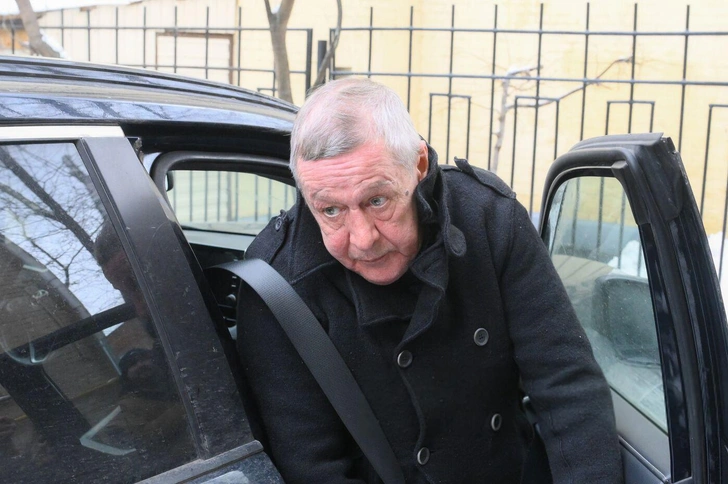 Актер Михаил Ефремов, освободившийся из колонии условно-досрочно, выходит из машины у своего дома в Москве. 09.04.2025 | Источник: РИА Новости/Алексей Майшев