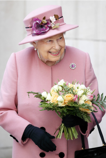 Фото №4 - Неожиданная причина, почему Королева всегда появляется в шляпе