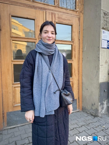 Лолита купила себе мягкие полуваленки и длинный пуховик — девушка уже готовится к зиме | Источник: Алёна Золотухина / NGS.RU