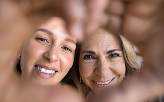 Нейроны вместо анкет: ученые объяснили, как мозг выбирает друзей