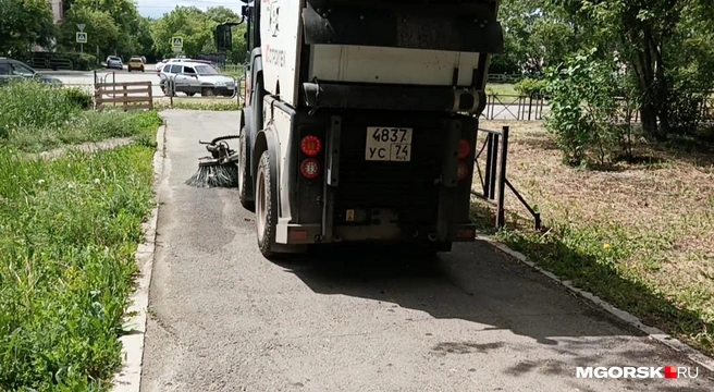 Этот малыш Multihog прошел по газонам и выехал на тротуар на наших глазах | Источник: Полина Котышева / MGORSK.RU
