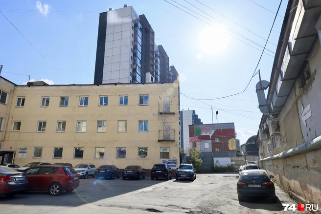Прямо на этом месте могут появиться новые жилые высотки и большая пешеходная улица | Источник: Михаил Шилкин