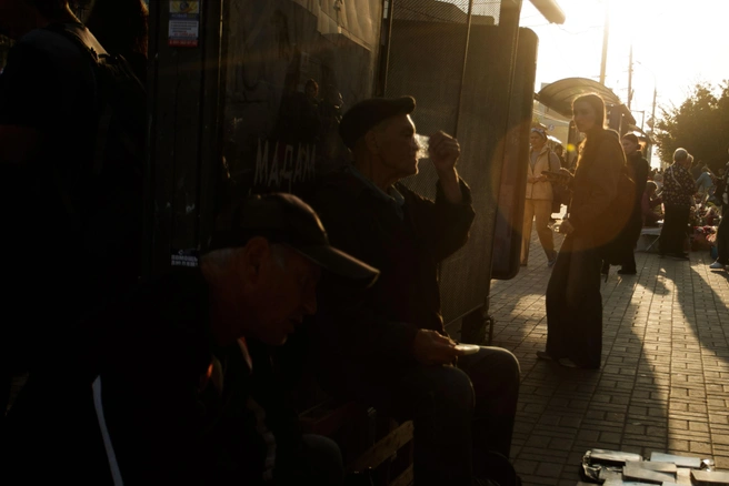 Возле остановки продают книги и цветы  | Источник: Андрей Бортко / NGS.RU