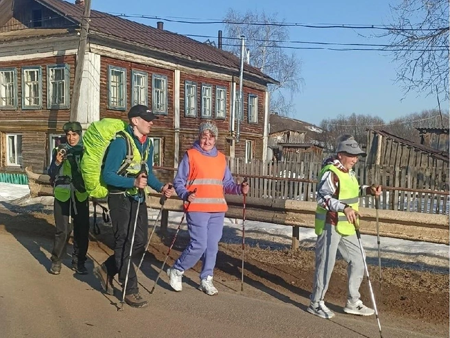 На подходе к Большой Усе Павла и Тому встретили местные любительницы скандинавской ходьбы  | Источник: Село Большая Уса / Vk.ru