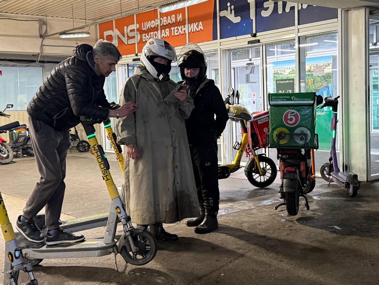 Петербург: доставка еды работает, рестораны пустуют