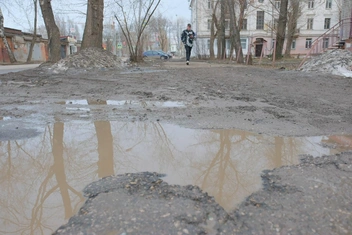 Путь по участку между домами № 4 и № 6 на Никулина преграждает лужа | Источник: Василина Любимова / 59.RU