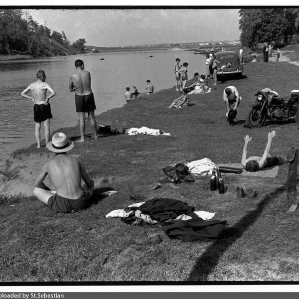 На пляже в Серебряном Бору, 1954 | Источник: Henri Cartier-Bresson via Pastvu