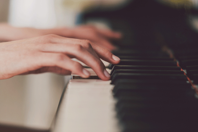 Красивые руки и пианино