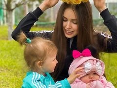 «Скучаем и волнуемся»: Анастасия Тарасова рассказала, как прошла ее первая неделя с дочками без Дмитрия