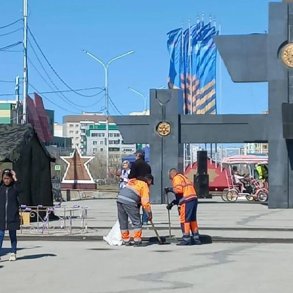 Специалисты «Якутдорстроя» подметают площадь Победы | Источник: Про Дороги и транспорт / Telegram