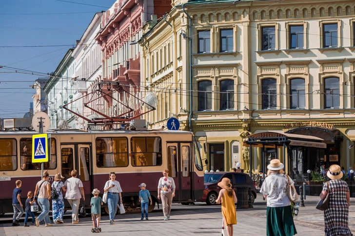 Прохожие на Большой Покровской в Нижнем Новгороде, архивное фото | Источник: Shutterstock/Fotodom.ru