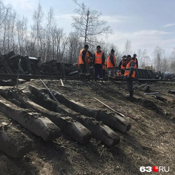 В районе места происшествия меняют шпалы и рельсы | Источник: Алексей Ногинский / 63.RU