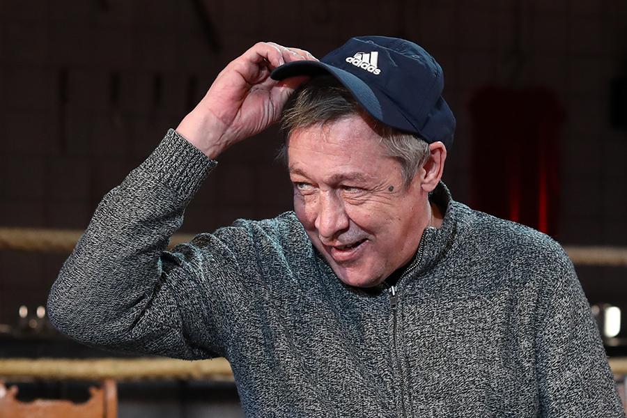 Михаил Ефремов съехал из элитных хором в съемную двушку — теперь он живет с молодой любовницей