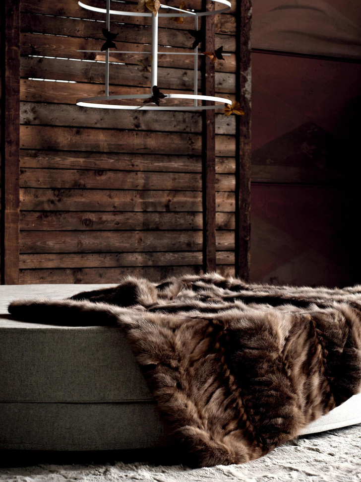 Необходимый элемент интерьера в духе шале — роскошные меховые ковры, пледы и подушки от Ivano Redaelli. Большой выбор на сайте www.ivanoredaelli.it