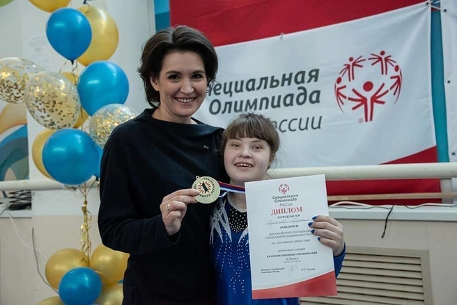 Маргарита Павлова поздравляла с победой маленькую чемпионку Арину Кутепову — гимнастку с синдромом Дауна | Источник: Маргарита Павлова / Vk.com