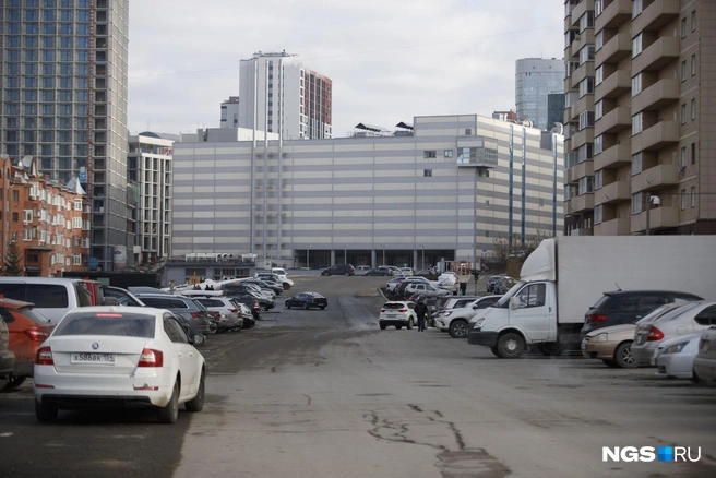 Вдоль дороги паркуются большое количество машин | Источник: Андрей Бортко / NGS.RU