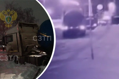 Train and truck collide at crossing in Yaroslavl