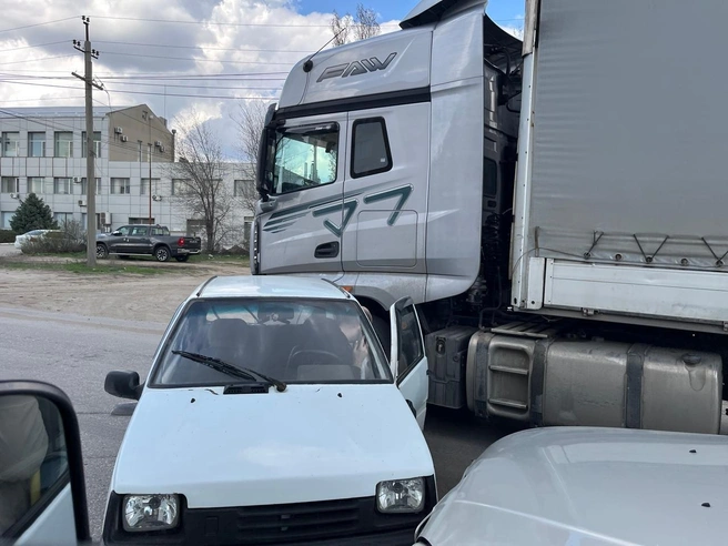 Движение было практически полностью перекрыто автомобилями. | Источник: читатели V1.RU