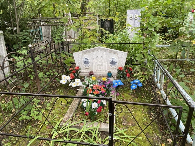 На могиле множество искусственных цветов | Источник: Ирина Господаренко / NGS22.RU