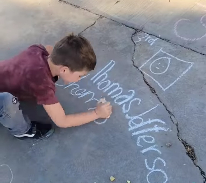 Диагноз не помеха: 5-летний мальчик-аутист пишет на 10 языках и знает таблицу Менделеева
