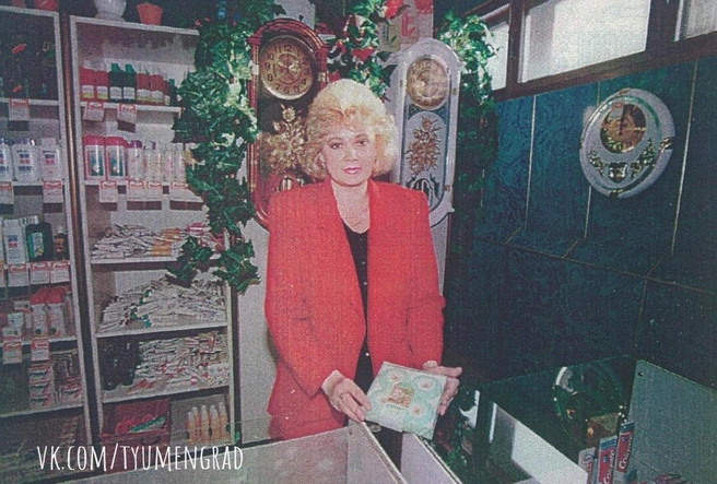 Неподалеку, на Ямской, 96в, был магазин «Прометей». Этот стоп-кадр сделали почти 30 лет назад — в 1996 году | Источник: Тюмень до нашей эры / Vk.com