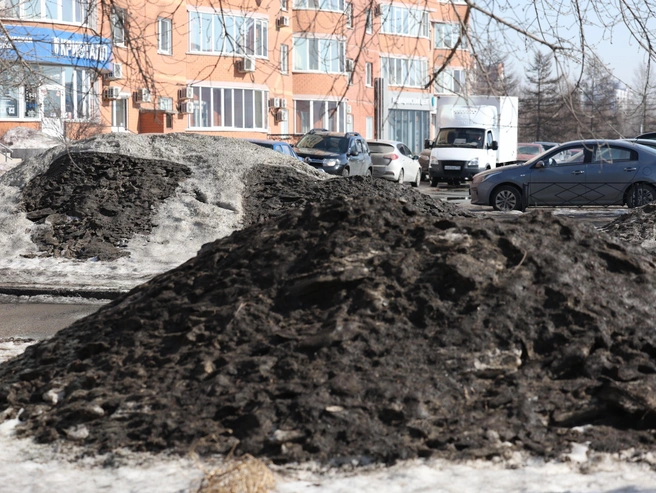 Снежные завалы во дворах напоминают промышленные отвалы. | Источник: Наталья Лапцевич