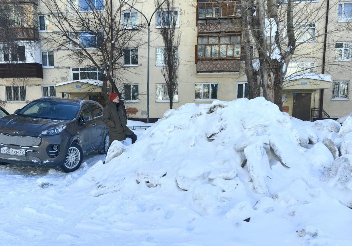 Эти сугробы уже по горло: как Тюмень утопает в снегу — фото