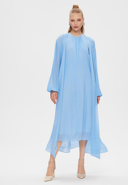 Нежно-голубое платье из летящей ткани