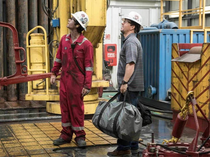 Специально для съемок была построена целая нефтяная платформа | Источник: Кадр из фильма «Глубоководный горизонт»